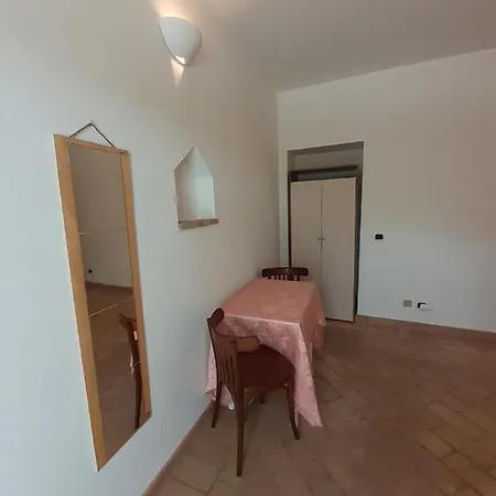 Nella Casa Delle Prugne
